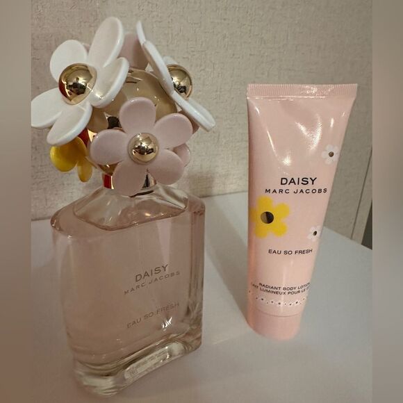 Marc Jacobs Daisy Eau So Fresh 4.2 oz Eau de Toilette & Body Lotion Set … - Picture 13 of 17